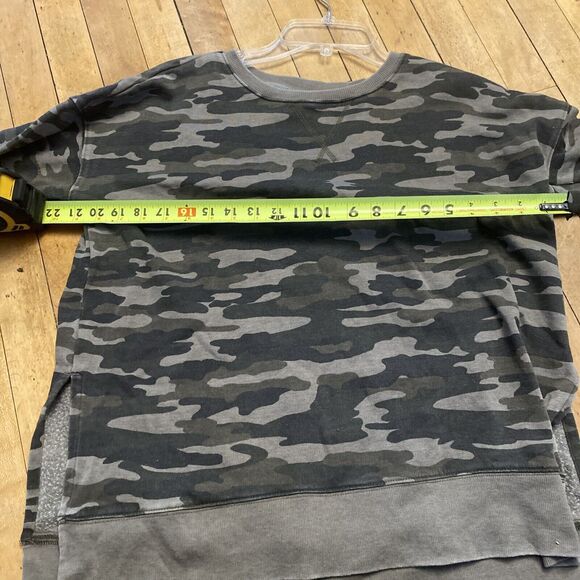 Lucky Brand Women’s Camouflage Sweatshirt Size XS Slit Sides Pullover - Picture 7 of 8